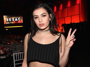 Charli XCX Sindir Green Day Soal Headliner di Coachella?