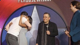 Hanyut dalam Pelukan 'Captain America'