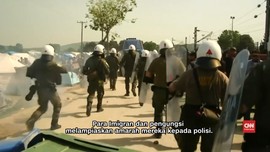 Coba Diusir, Pengungsi Bentrok dengan Polisi di Yunani