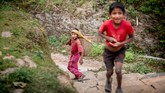 Anak-anak lelaki Desa Damdame di Distrik Kaski yang gembira ini hidup di suatu negara yang dibentengi Pegunungan Himalaya. Dengan tingkat kesejahteraan yang rendah serta letak yang berada di zona gempa, Nepal tetaplah termasuk negeri yang penduduknya paling ramah di dunia. (Reynold Sumayku)