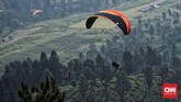Bagi para pemburu adrenalin, paralayang menjadi salah satu kegiatan yang bisa memuaskan hasrat. Bermain di udara dan bisa menikmati pemandangan lebih luas menjadi target lain kala bermain paralayang. (CNN Indonesia/Andry Novelino)