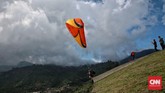 Dengan perbedaan ketinggian sekitar 300 meter antara Landing Zone dan Take Off Pilot Paralayang akan membawa wisatawan untuk menjelajah cakrawala selama lima hingga sepuluh menit dari sudut pandang yang sangat berbeda, Jumat, 22 April 2016. (CNN Indonesia/Andry Novelino)