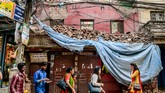Warga Kathmandu bersiap memulai aktivitas saat melintasi reruntuhan bangunan di kawasan Thamel. Banyak warga masih berduka lantaran anggota keluarganya tak ditemukan lagi jejaknya usai gempa. (Reynold Sumayku)