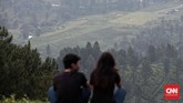 Tak hanya dijadikan sebagai spot terbang paralayang, banyak juga warga yang datang ke spot paralayang di Puncak, Bogor, sekadar untuk menyaksikan langsung keberanian orang-orang yang terbang di atas ketinggian 250 meter dari landbase atau 1250 meter dari permukaan laut. (CNN Indonesia/Andry Novelino)