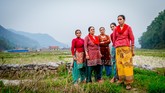 Kesedihan sejumlah perempuan warga Desa Karki Tahara dan Khahare di Distrik Kaski mulai pudar. Juli tahun lalu, saat masih prihatin atas gempa bumi yang menghancurkan belahan lain Nepal, para perempuan ini kehilangan saudara sekaligus tempat tinggal akibat terjangan tanah longsor dan banjir dari aliran Sungai Khahare. (Reynold Sumayku)