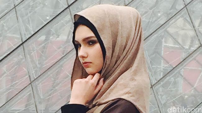 Foto Ketika Wanita Belanda Pakai Hijab Buatan Indonesia 