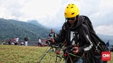 Paraglider profesional dan bersertifikasi negeri ini menawarkan sensasi tandem Paralayang. Selain parasut, peralatan utama yang dibutuhkan seorang penerbang paralayang adalah seat harness (kursi penerbang), helmet, dan parasut cadangan. (CNN Indonesia/Andry Novelino)