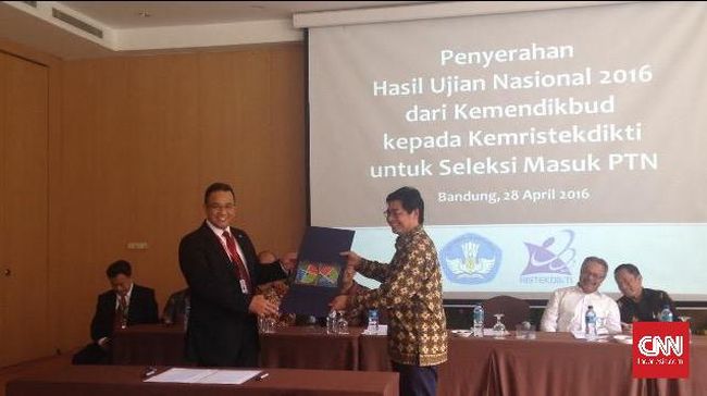 Mendikbud Serahkan Hasil UN ke Kemristekdikti