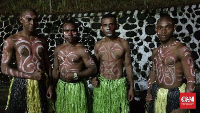 Cara Membuat Rumbai Papua  Dari  Tali  Rafia  Membuat Itu