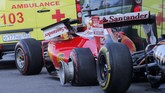 Sebastian Vettel harus merelakan mobil timnya teronggok setelah menabrak dinding usai ditabrak belakang Daniel Kvyat sebanyak dua kali. (Reuters/Maxim Shemetov)
