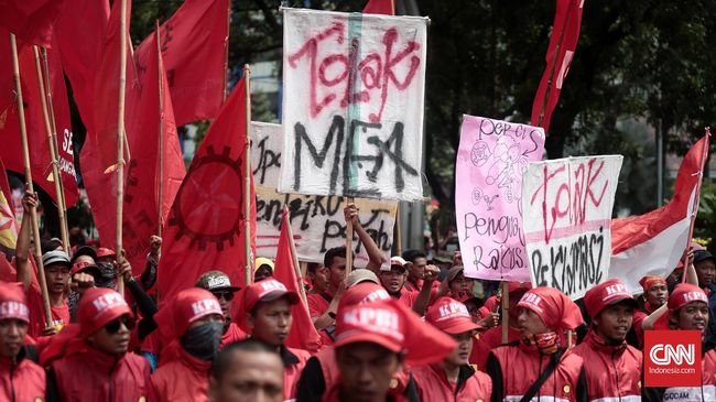 Paket Kebijakan IV Gagal Berikan Upah Buruh yang Layak