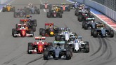 Saat balap dimulai, pebalap Mercedes Nico Rosberg memimpin dari awal di lintasan balap. Namun, nahas bagi pebalap Ferrari Sebastian Vettel yang tak bisa menyelesaikan putaran pertama karena ditabrak dari belakang. (Reuters/Maxim Shemetov).