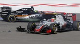 Pebalap Haas Valtteri Botas dan mobil pebalap Force India Nico Huelkenberg setelah terlibat insiden tabrakan di tingkungan dua. (Reuters/Maxim Shemetov)