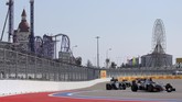 Seri grand prix Rusia di kota Sochi ini menghabiskan 53 putaran balap. Para pebalap mesti bertarung keras agar bisa finis di posisi yang lebih baik. (Reuters/Maxim Shemetov)