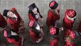 Para gadis payung GP Rusia berbaris sebelum memasuki lintasan untuk menemani para pebalap sebelum balap dimulai di sirkuit Sochi Autodrom. a(Reuters/Maxim Shemetov)