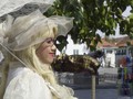Mengenal Haryati, Si Manusia Patung Noni Belanda