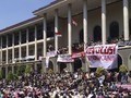Rayakan Hardiknas, Ribuan Mahasiswa UGM 'Kuasai' Rektorat