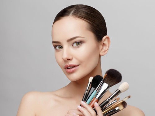 Trik Tampil Cantik dengan Makeup Natural Trik Tampil Cantik dengan Makeup Natural