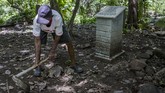 Sukar tak mengenal siapa yang dikubur di tempat itu. Dulu ia hanya diminta untuk memakamkannya. Meski begitu, ia merasa perlu untuk merawatnya. (Getty Images/Ulet Ifansasti)