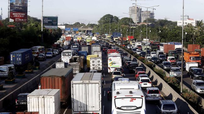 Kemacetan Imbas Proyek Tol Jakarta-Cikampek Jadi Fokus