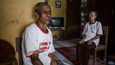 Sukar bersama istrinya Ribut di rumah yang mereka tinggali tak jauh dari lokasi di mana diyakni dimakamkan korban tragedi 1965 di Hutan Plumbon, Wonosari, Semarang, Jateng. (Getty Images/Ulet Ifansasti)