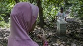 Sesekali masih ada kerabat yang mengunjungi tempat tersebut. Mereka yakin keluarga mereka yang dimakamkan di tempat itu. (Getty Images/Ulet Ifansasti)