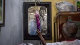 Sukar saat ditemui dirumahnya di Plumbon. Rumah pria 83 tahun ini terletak tak jauh dari lokasi tempat ia dulu menguburkan sekitar 20 orang yang diyakini korban tragedi 1965. (Getty Images/Ulet Ifansasti)