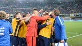 Luca Toni kemudian ditarik keluar pada menit ke-85 dan disambut oleh aplaus berdiri serta pelukan hangat rekan setimnya. (Dino Panato/Getty Images)
