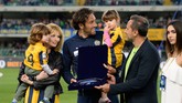 Luca Toni bersama istrinya, Marta Cecchetto, dan kedua anaknya menerima penghargaan dari presiden Hellas Verona, Maurizio Setti, sebelum laga melawan Juventus di Stadion Marc'Antonio Bentegodi (Dino Panato/Getty Images)