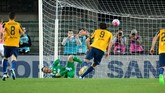 Luca Toni menutup kariernya dengan sebuah kemenangan dan penalti panenka di menit ke-43. (Dino Panato/Getty Images)
