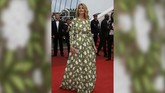 Dress hijau bermotif daun yang dikenakan aktris Alice Taglioni, tidak menjadikannya elegan melainkan membuat tubuhnya tampak gembung. (REUTERS/Eric Gaillard)