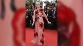 Datang sebagai anggota juri, Kristen Dunst seolah mengenakan daster merah jambu neneknya dengan bunga-bunga yang mencolok. (REUTERS/Eric Gaillard)
