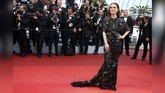 Ide desainer memang beraneka ragam, mungkin itu dapat ditangkap oleh aktris Julianne Moore. Moore membawa 'kobra' di atas red carpet Cannes Film Festival 2016. 'Kobra' itu tertempel di dress hitam yang ia kenakan. (REUTERS/Eric Gaillard)