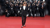 Tampilan androgyny yang dipilih oleh Susan Sarandon tampaknya kurang tepat. Ia seperti malas memilih pakaian dan hanya mengenakan yang sejangkauan tangan. (REUTERS/Eric Gaillard)