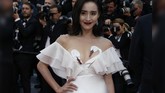 Seorang tamu Cannes Film Festival ini jelas mengetahui bagaimana menarik perhatian kamera. Ia menggunakan dress putih dengan aksesori tambahan di bagian dada. Bukan sembarang aksesori, tapi sepasang angsa yang menutupi dada. Sensor jenis baru. (REUTERS/Eric Gaillard)