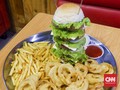 Resto Steak Tantang Pengunjung dengan Burger Lima Tangkup