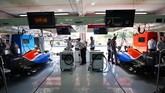 Mobil Rio Haryanto dan Pascal Wehrlein berdampingan di dalam pit. Wehrlein mengatakan bahwa target mereka di balapan kali ini adalah untuk melampaui Sauber. (Dok. Manor Grand Prix Racing Ltd)