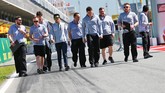 Rio Haryanto dan tim yang menyiapkannya sebelum balapan. Jika di GP2 Rio hanya bekerja sama dengan beberapa orang, ia kini didukung oleh tim beranggotakan 40 orang. (Dok. Manor Grand Prix Racing Ltd)