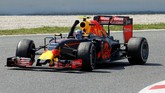 Max Verstappen merayakan keberhasilannya untuk kali pertama meraih podium tertinggi. Kemenangan itu sempurna bagi pebalap termuda yang menjuarai balapan, dan bersama tim baru. (Reuters/Juan Medina)