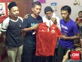 Persija Beri Kostum Kenangan untuk Keluarga Korban