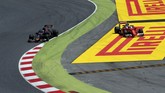 Pebalap Ferrari Kimi Raikkonen sempat keluar jalur ketika berupaya menyalip mantan rekan setim Verstappen di Toro Rosso, Carlos Sainz Jr. (Reuters/Albert Gea)
