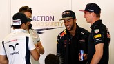 Pebalap termuda di F1 Max Verstappen (kanan) bersama rekan barunya Daniel Ricciardo bersenda gurau sebelum GP Spanyol di sirkuit Katalonia, Barcelona, Minggu (15/5). Verstappen mengejutkan dunia ketika ditukar guling Daniil Kvyat dari tim Toro Rosso ke tim Red Bull Racing. (Getty Images/Mark Thompson)