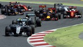 Duo Mercedes, Lewis Hamilton dan Nico Rosberg sempat berada terdepan pada putaran pertama GP Spanyol. Namun insiden yang menimpa Hamilton-Rosberg di putaran pertama membuka peluang Verstappen ke posisi terdepan. (Reuters/Albert Gea)