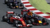 Pebalap Ferrari Sebastian Vettel berupaya menyalip pebalap Red Bull Racing Daniel Ricciardo. (Reuters/Albert Gea)