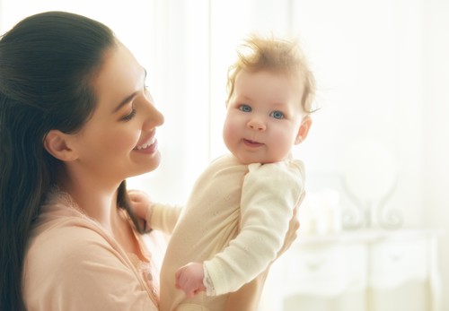 Benarkah Pelukan Ibu Bisa Menurunkan Demam Bayi? Benarkah Pelukan Ibu Bisa Menurunkan Demam Bayi?