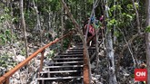 Ratusan anak tangga kayu menuju puncak salah satu bukit di Piaynemo, yang merupakan salah satu 'atap' Raja Ampat, dimana turis bisa melihat keindahan alam dari atas.