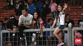 Para suporter yang juga penggemar pemain sepakbola lawas dari tim seri A Italia datang untuk memberi dukungan dan sekaligus mengadu keberuntungan mendapat cenderamata atau tandatangan dari pemain kesayangan mereka. (CNN Indonesia/Andry Novelino)