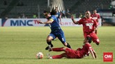 Kosongnya SUGBK tak membuat keseruan berkurang. Salah satu eks Juventus, Edgar Davids, terlihat dikejar oleh eks pesepak bola Indonesia, Imran Nahumarury. (CNN Indonesia/Andry Novelino) CNN Indonesia/Andry Novelino