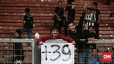 Selain menjumpai idola, para penggemar Juventus juga memberikan tribut kepada 39 pendukung Juventus yang tewas pada Tragedi Heysel 1985. (CNN Indonesia/Andry Novelino)