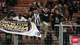 Sekelompok penggemar Juventus menyaksikan laga yang memang banyak dihuni oleh mantan pemain Si Nyonya Tua. (CNN Indonesia/Andry Novelino)